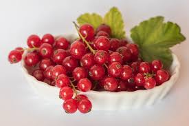 currants in a bowl 