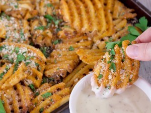 waffle fries and creamy dip