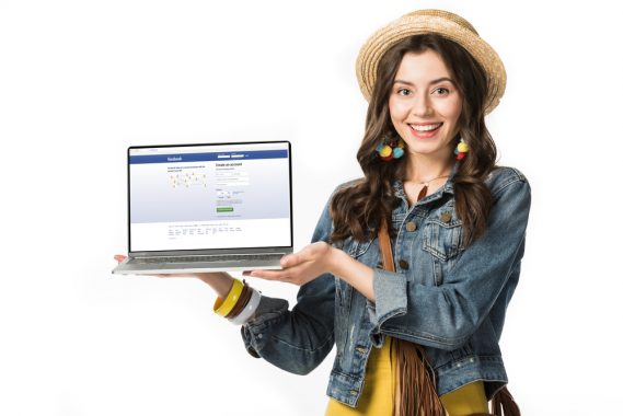 woman holding laptop showing Facebook marketing tips for dropshipping