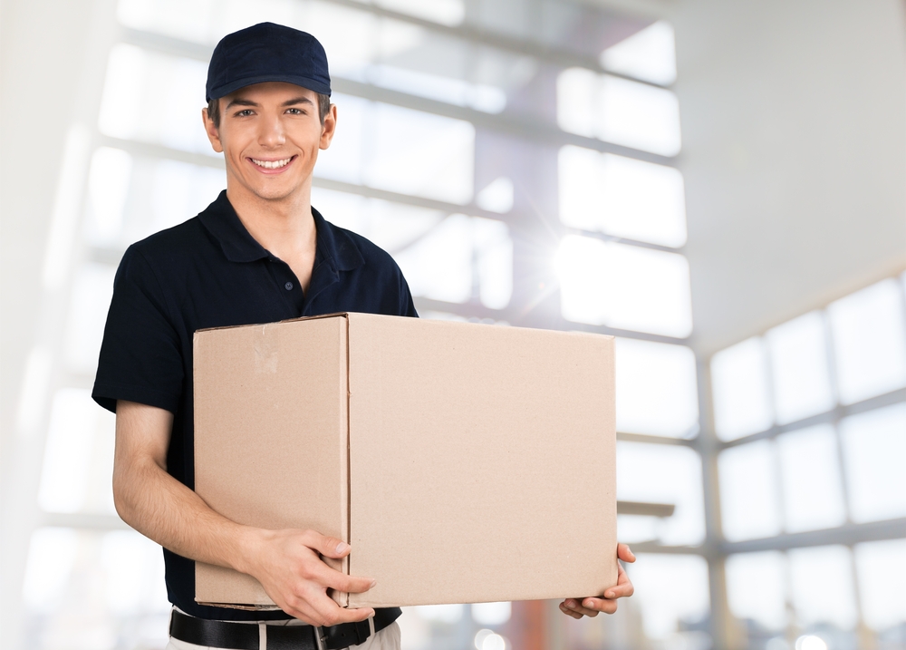 Dropshipping food delivery man carrying a brown box.