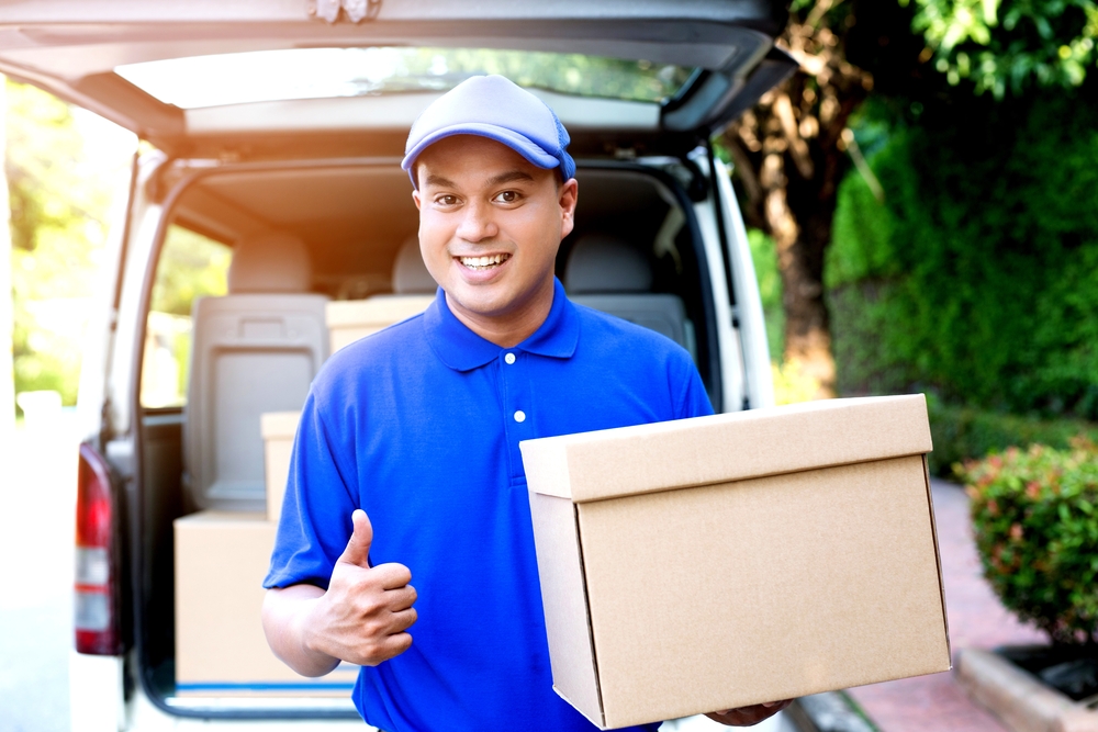 smiling man delivering a package from a dropshipping supplier