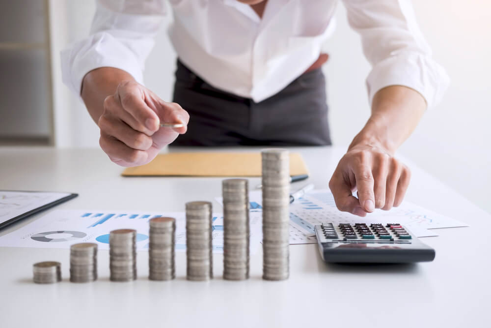 man counting coins to budget for his business. Promote your online store with a small budget.