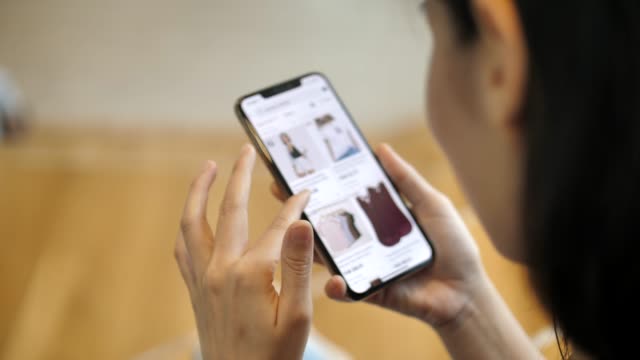 Shopping on mobile devices is a major trend in 2022 for eCommerce and dropshipping 